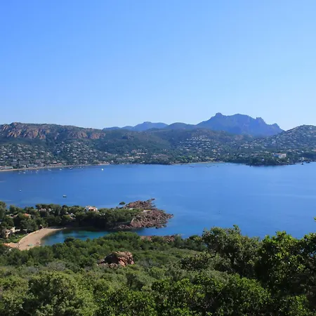 T2 avec piscine aux portes du vieux Fréjus et 5 mn de la plage