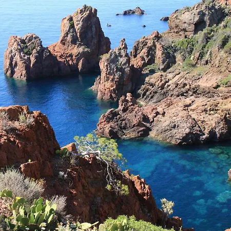 T2 avec piscine aux portes du vieux Fréjus et 5 mn de la plage